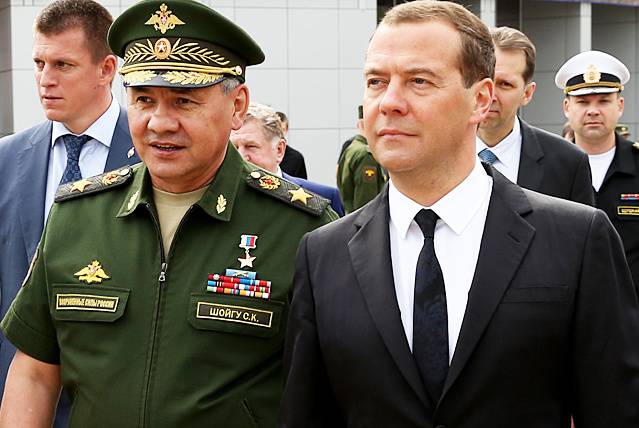 «Медведев vs Шойгу»: кому на руку?