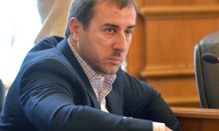 В украинского депутата швыряли гирями