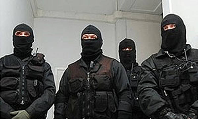 Вооружённые радикалы захватили отель в центре Киева. Полиция крышует