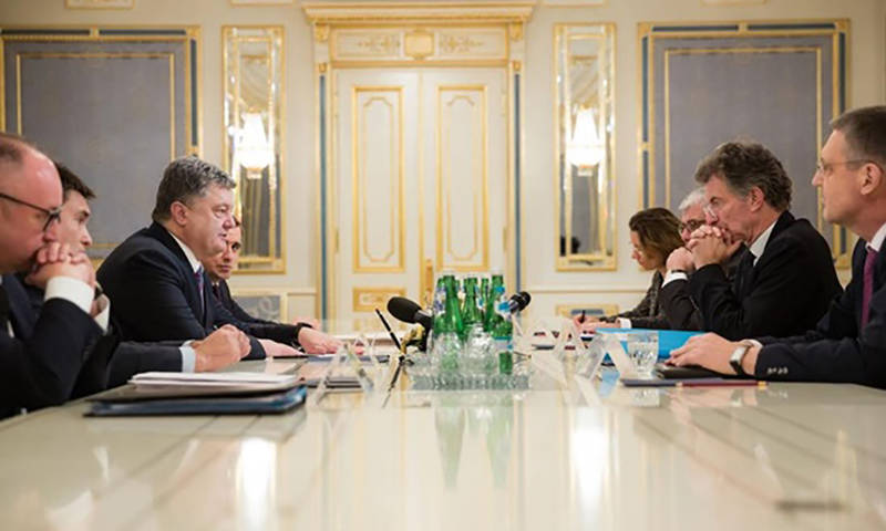 На встрече с представителями Меркель и Олланда Порошенко открыто заговорил о нарушении Минска-2
