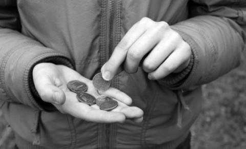 За чертой бедности: для малоимущих введут соцвыплаты