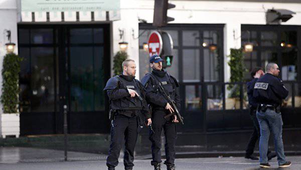 У напавшего на полицию в Париже найдены символы ИГ и заявление