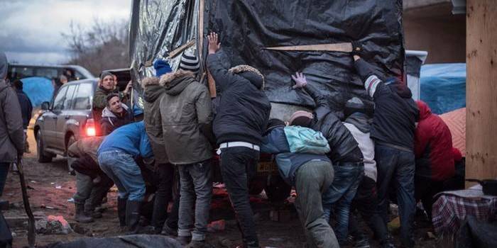 DW: во французском лагере беженцы борются за жизнь среди грязи и крыс
