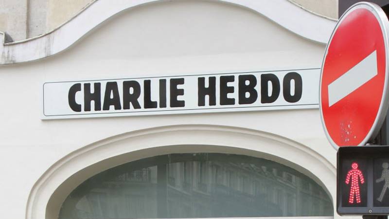 Charlie Hebdo к годовщине атаки нарисовали Бога-террориста