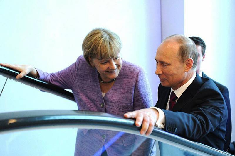 Владимир Путин подает руку шатающейся Ангеле Меркель