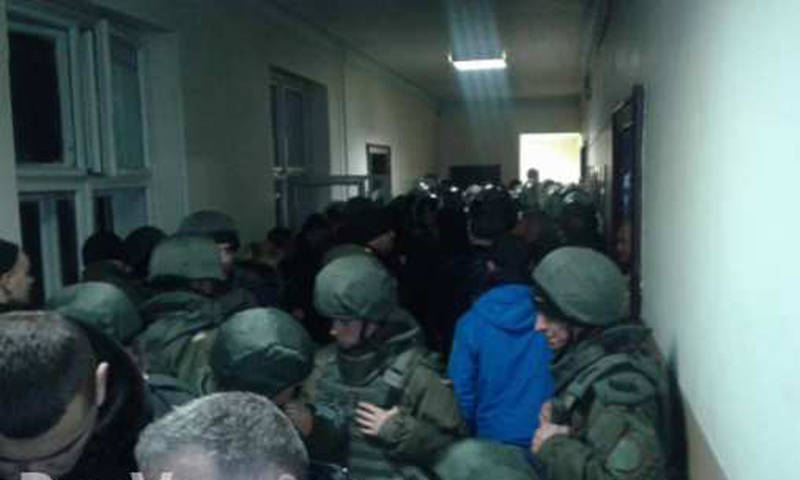 Активисты «Правого сектора» разнесли ужгородский суд, освобождая «мясников» из Драгобрата