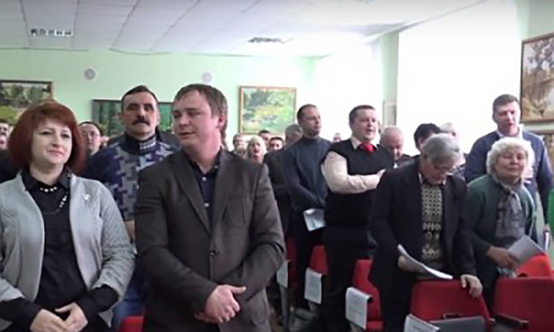 В Чугуеве патриоты избили депутатов заставляя петь гимн Украины