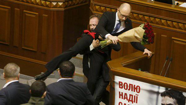 Из партии Порошенко исключили депутата, отдиравшего Яценюка от трибуны Из партии Порошенко исключили депутата, отдиравшего Яценюка от трибуны
