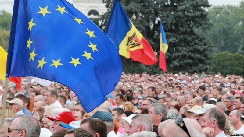 Около тысячи активистов DA пикетировали резиденцию президента Молдавии