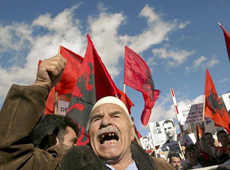 Толпы албанцев в бешенстве встретили сербов перед Рождеством в Джаковице