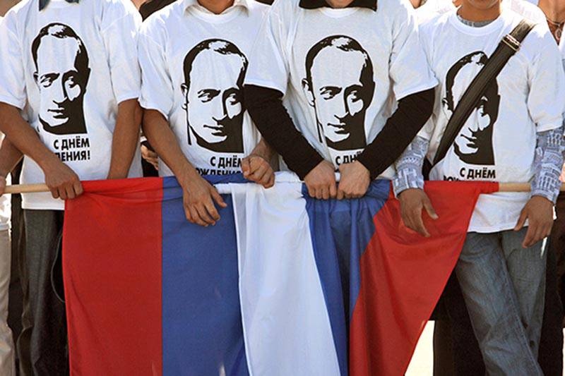 Образ Владимира Путина теперь в моде на всем: от духов до телефонов и футболок