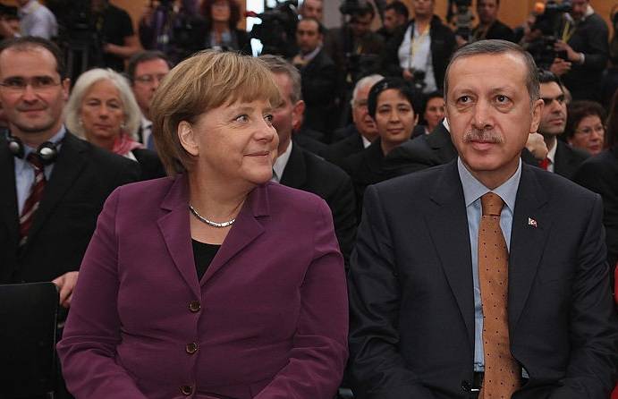 Зависимость Меркель от Эрдогана растет на глазах