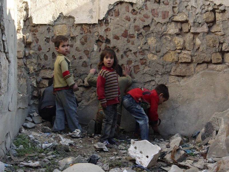 Голодающих детей в осажденном сирийском городе кормят ложью