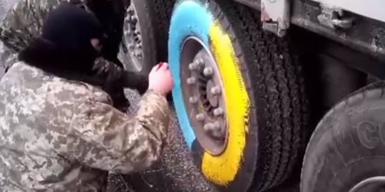 Украинские радикалы раскрасили фуру россиянина отказавшегося снимать георгиевскую ленту
