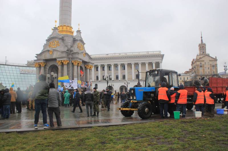 «Майдан-3» накрылся медным тазом: коммунальщики расчищают площадь от мусора