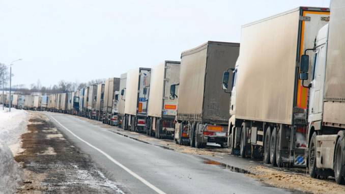 Россия запретила проезд украинских грузовиков