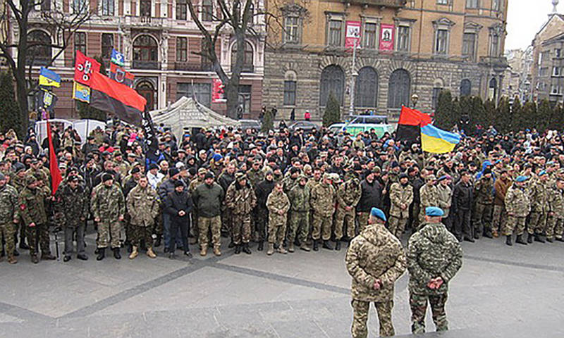 Многотысячный митинг во Львове. Неонацисты готовят поход на Киев