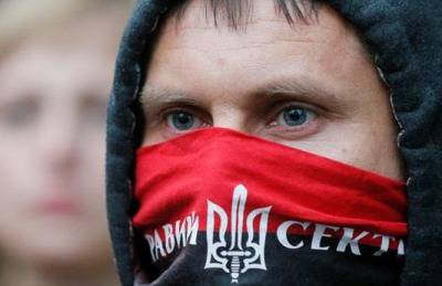 «Правый сектор» грозит Украине переворотом и новым Наполеоном
