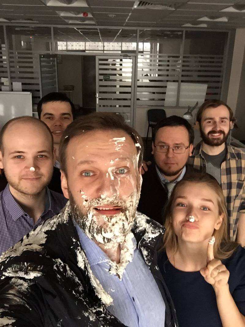 Неизвестные кинули в Навального два торта Неизвестные кинули в Навального два торта