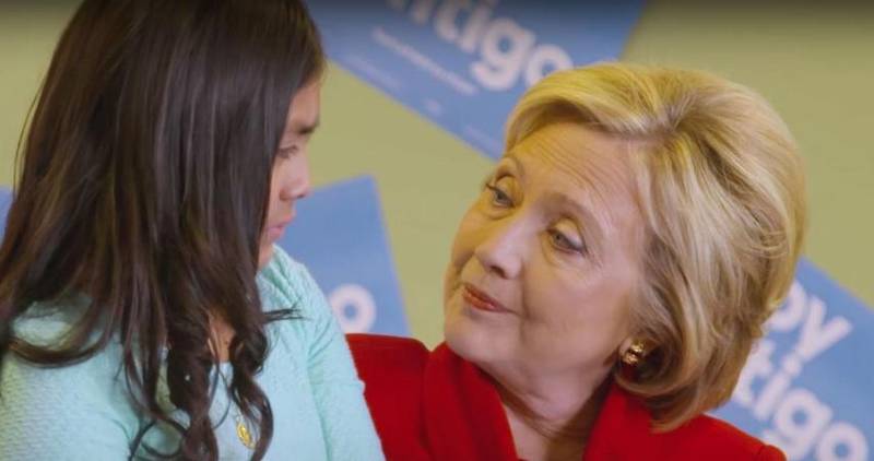 Все ради рейтинга: Клинтон утешила девочку-мигрантку