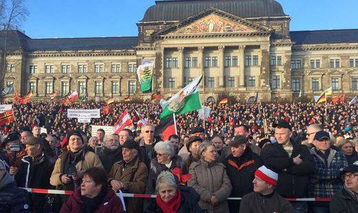 Тысячи митингующих в Дрездене требуют отставки Меркель Тысячи митингующих в Дрездене требуют отставки Меркель