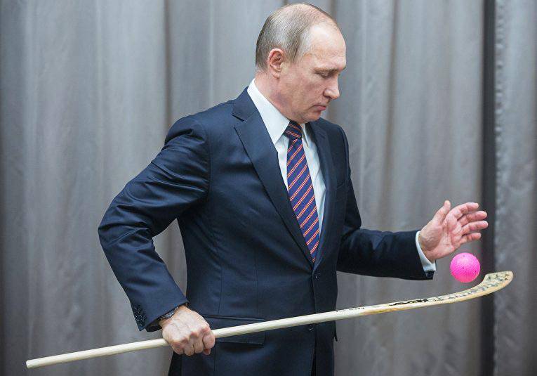 Путин пообещал попробовать хоккей с мячом