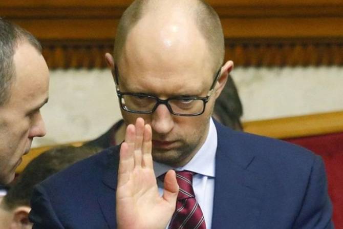 Яценюк унижался, умоляя главу МИД Канады не снимать санкции с России Яценюк унижался, умоляя главу МИД Канады не снимать санкции с России