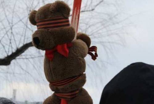 В центре Москвы можно безнаказанно глумиться над памятью наших предков?