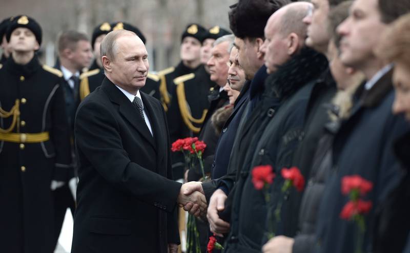 Владимир Путин и Сергей Шойгу возложили цветы к Могиле Неизвестного Солдата в Москве