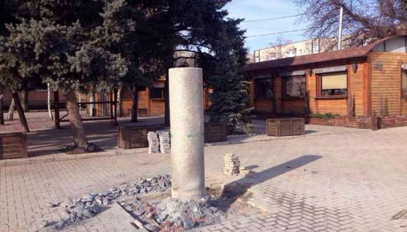 В Запорожской области демонтировали памятник Шевченко, оставив памятник Ленину
