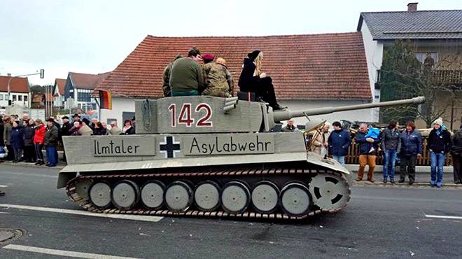 В Баварии разразился скандал из-за антимигрантского танка на карнавале