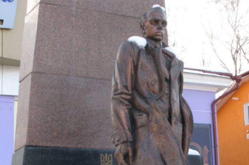 Во Львове заминировали памятник Бандере