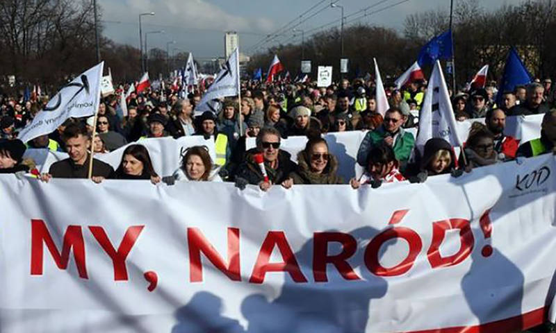 Тысячи поляков протестуют против правительства