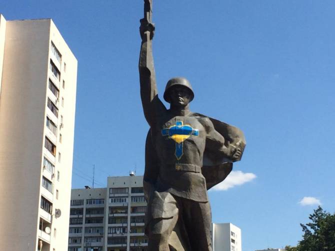 Толстой и Троцкий заставляют Киев хвататься за пистолет Толстой и Троцкий заставляют Киев хвататься за пистолет