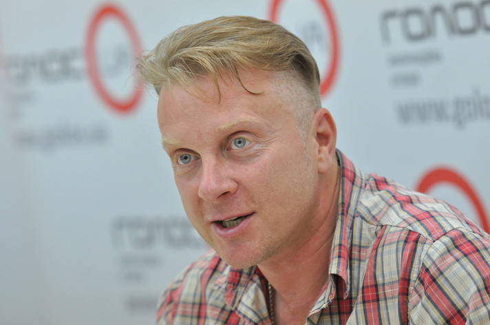 Жалобе-с: эстетствующий нацист-артист Мухарский разочарован новой властью, за которую скакал Жалобе-с: эстетствующий нацист-артист Мухарский разочарован новой властью, за которую скакал
