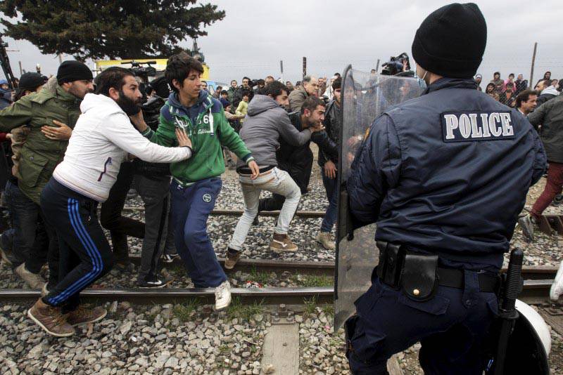 Впервые против беженцев полиция применила слезоточивый газ
