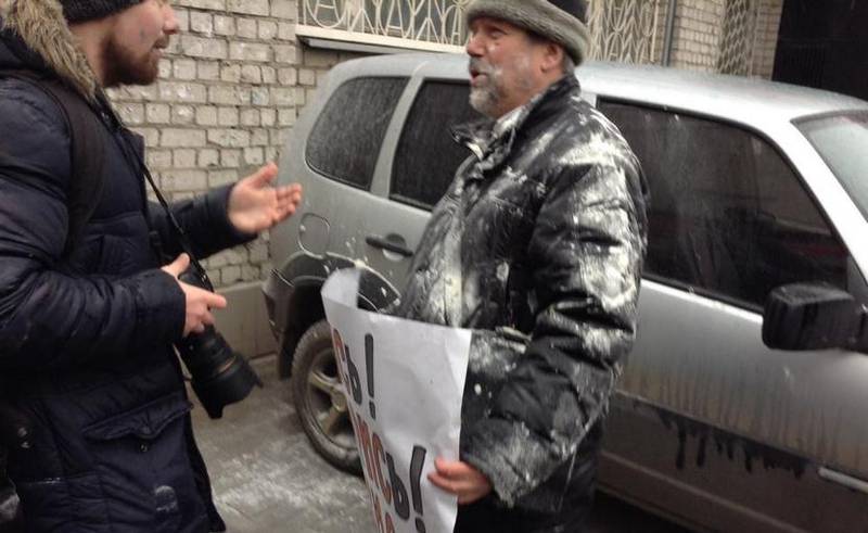 Участников акции памяти Бориса Немцова забросали мукой и облили зеленкой