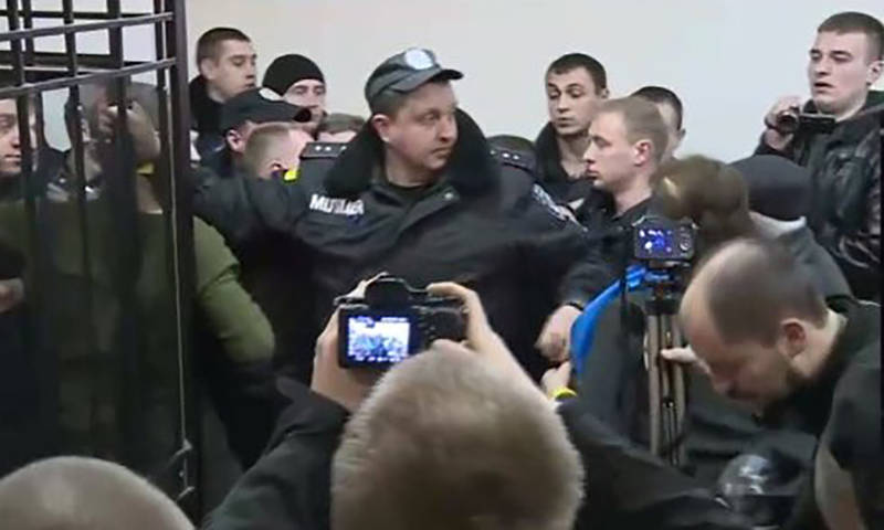 Националисты разнесли киевский суд в клочья