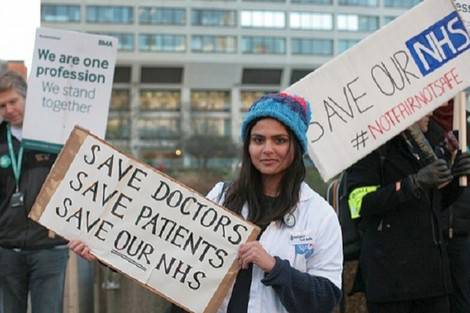Двухдневная забастовка врачей парализовала Великобританию