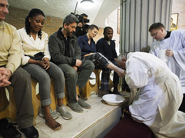 Абсурд толерантности. Папа Римский омывает ноги беженцам
