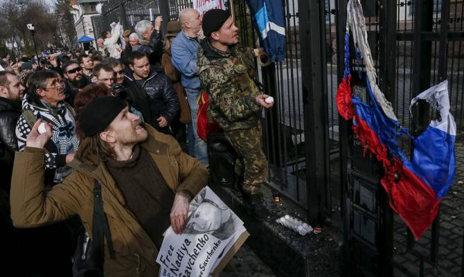 Радикалы "поздравили" посольство РФ в Киеве, "поздравят" и представительство ЕС Радикалы "поздравили" посольство РФ в Киеве, "поздравят" и представительство ЕС