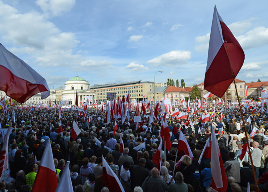 В Польше 50 тысяч человек вышли на демонстрации в защиту конституции