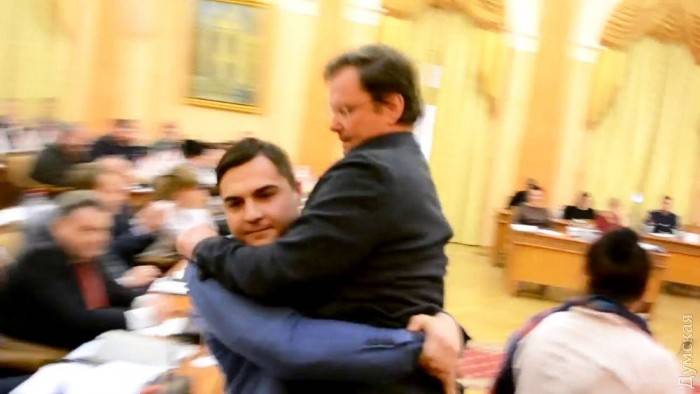 Заму Саакашвили подарили букет роз и вынесли из зала на руках