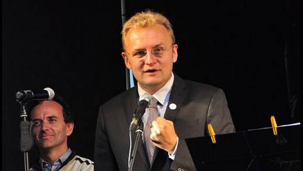 Порошенко начал отсмотр кандидатов в премьеры. Очередь Садового Порошенко начал отсмотр кандидатов в премьеры. Очередь Садового