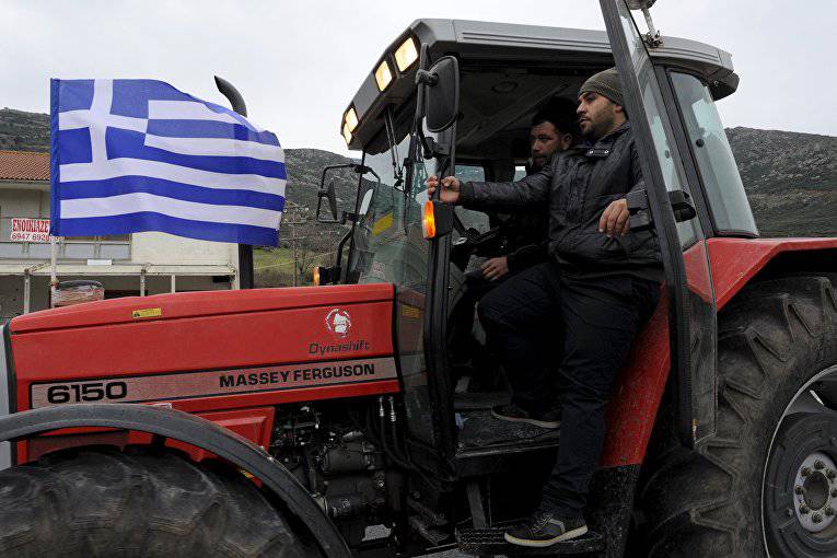 Фермер с трактором против беженцев