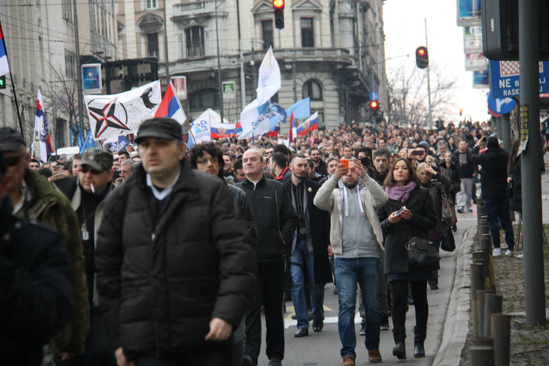 Тысячи сербов вышли на митинг против НАТО в Белграде