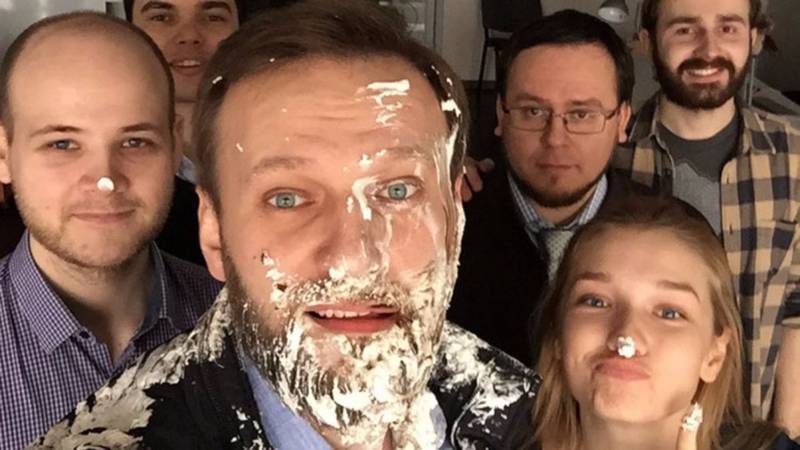Пирожные против Навального: на Западе обиженных любят