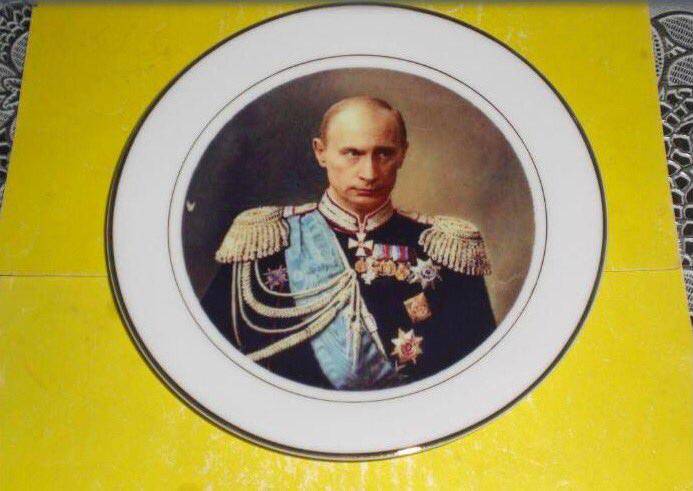 В России выпустили тарелки с изображением «императора» Путина