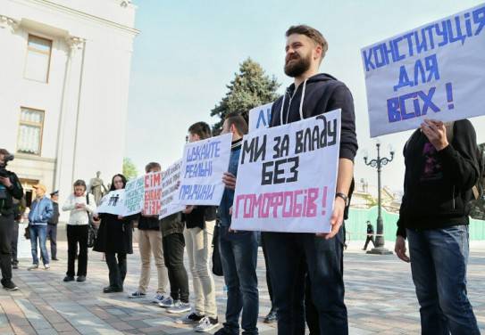 Под Кабмином люди лежат штабелями, под Радой воюют за легализацию гей-брако