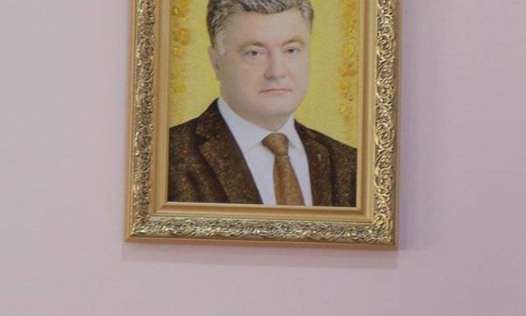 Украина требует не вешать портреты Порошенко в школах